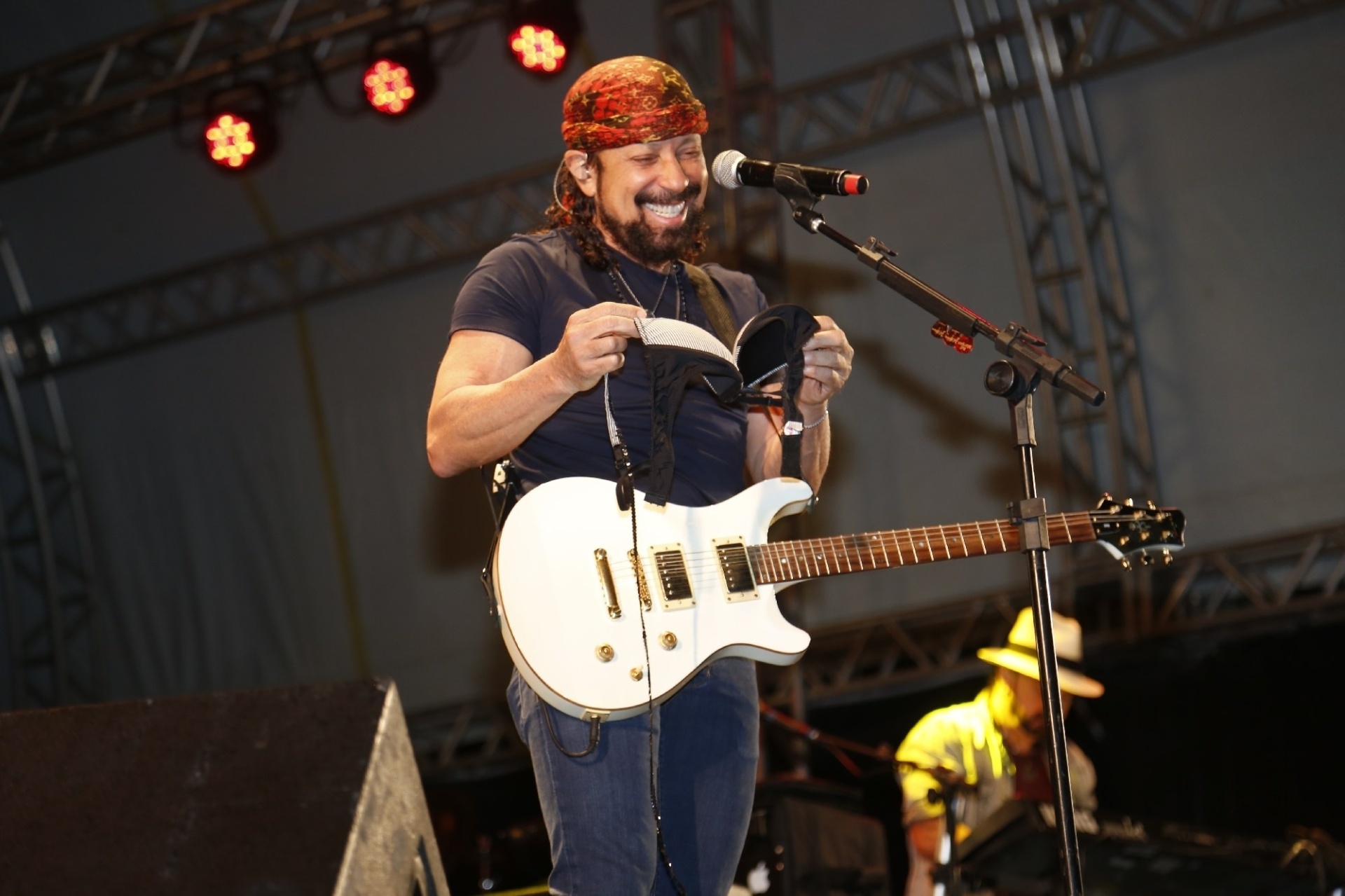 22.nov.2013 - Bell Marques recebe sutiã no palco durante show do Chiclete com Banana em Ouro Branco, Minas Gerais - Fred Pontes/Divulgação