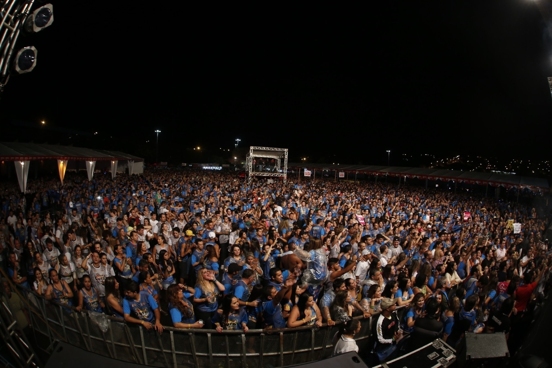 22.nov.2013 - Cerca de 20.000 pessoas assistira ao show do Chiclete com Banana em Ouro Branco, Minas Gerais - Fred Pontes/Divulgação