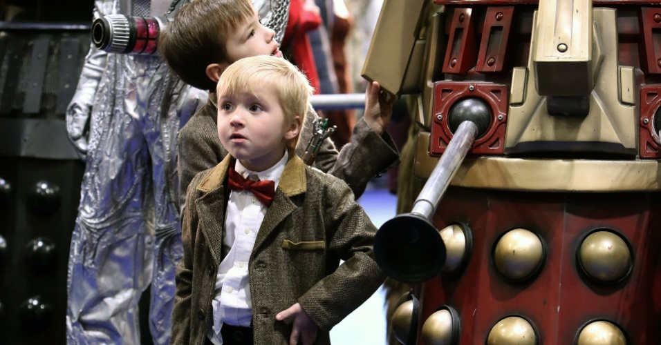 22.nov.2013 - Fãs de "Doctor Who" se reúnem no centro de Londres para comemorar os 50 anos da série