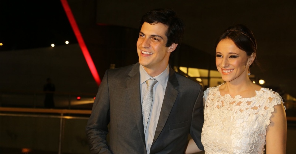 23.nov.2013 - Mateus Solano e a mulher Paula Braun participam do especial de fim de ano de Roberto Carlos, na Globo