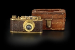 Câmera Leica Luxus 2 de 1932 banhada em ouro e corpo envolto em couro de crocodilo - AFP