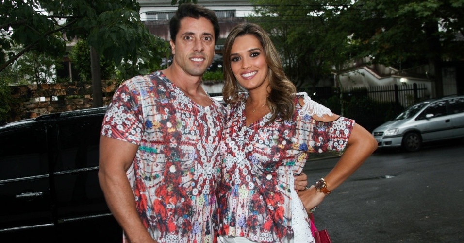 23.nov.2013 - A jornalista Karyn Bravo e o marido, André Loureiro, no aniversário da jornalista Ticiana Villas Boas no Jardim Europa, em São Paulo