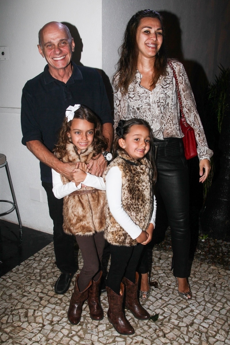 23.nov.2013 - O jornalista Ricardo Boechat com a mulher e as filhas no aniversário da jornalista Ticiana Villas Boas no Jardim Europa, em São Paulo