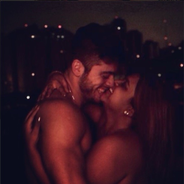 24.nov.2013 - Preta Gil publicou em seu Instagram uma foto sensual junto com o namorado, Rodrigo Godoy