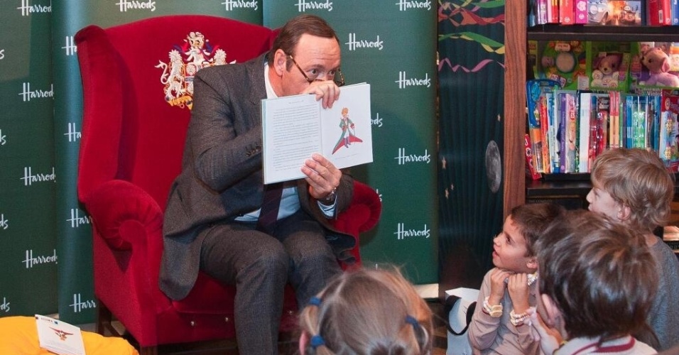 20.nov.2013 - O ator Kevin Spacey participou da leitura de um livro infantil na livraria Harrods, em Londres. Kevin leu o clássico "O Pequeno Príncipe", de  Antoine de Saint-Exupéry, que completou 70 anos