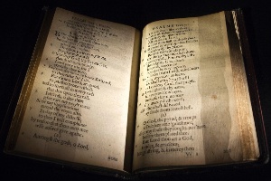 Uma cópia de "The Bay Psalm Book" ("O Livro de Salmos da Baía", em tradução livre) é exibida na casa de leilões Sotheby"s, em Nova York; considerado o primeiro livro impresso nos Estados Unidos, em 1640, a obra terá uma de suas 11 cópias leiloada no dia 26 de novembro - Carlo Allegri/Reuters