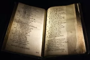 Uma cópia de "The Bay Psalm Book" ("O Livro de Salmos da Baía", em tradução livre) é exibida na casa de leilões Sotheby"s, em Nova York; considerado o primeiro livro impresso nos Estados Unidos, em 1640, a obra terá uma de suas 11 cópias leiloada no dia 26 de novembro - Carlo Allegri/Reuters