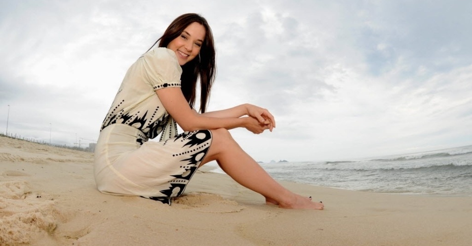 22.nov.2013 - Juliana Lohmann, a Belmira de "Joia Rara", posa em praia na zona oeste do Rio. Na trama das seis da Globo, a personagem é o patinho feio da família