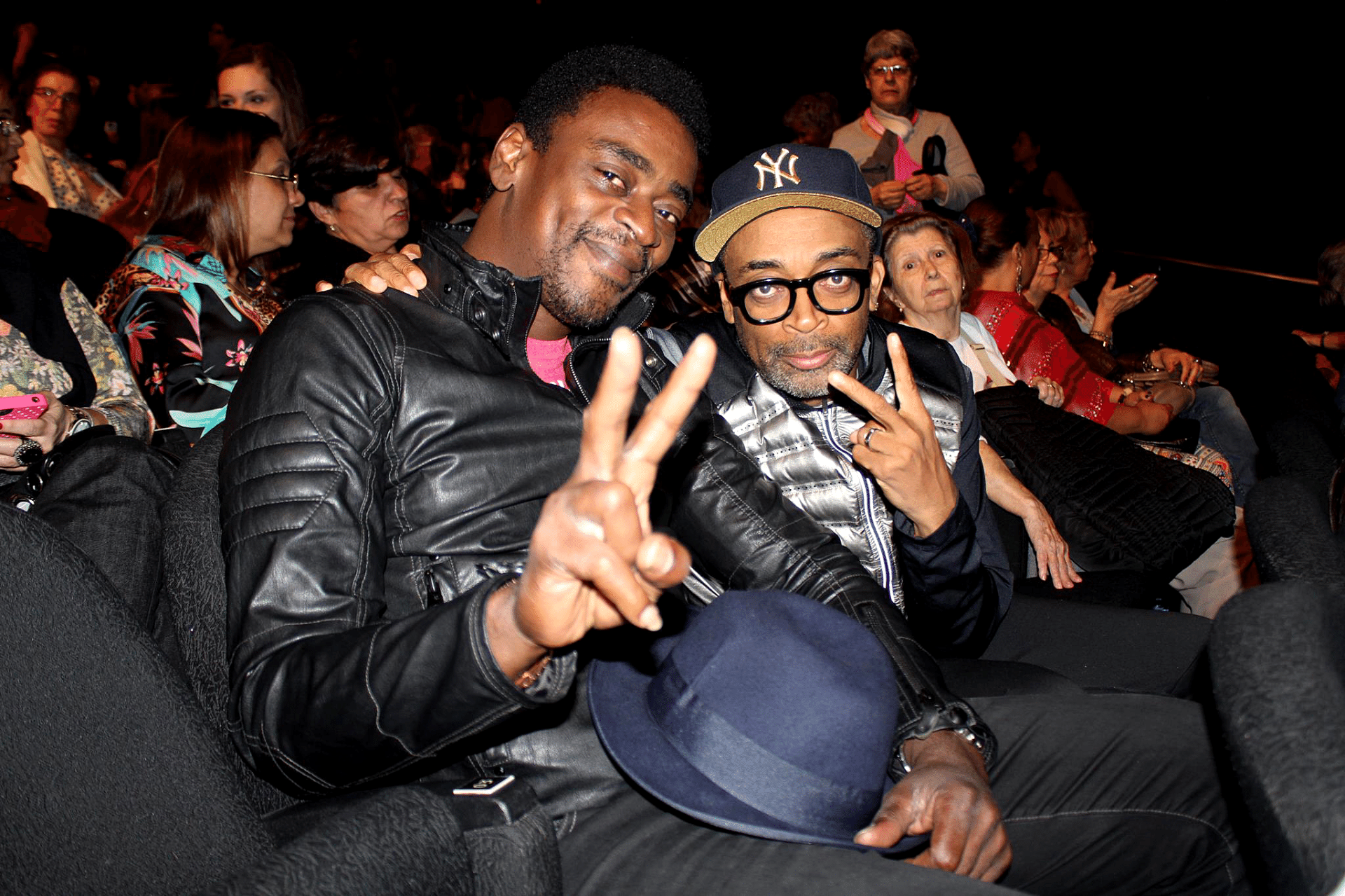 24.nov.2013 - Acompanhado do cantor Seu Jorge, o cineasta Spike Lee conferiu o espetáculo "Elis - A Musical". O musical conta a história da cantora Elis Regina. Spike Lee está no Brasil gravando um documentário sobre o país - Studio Prime/Divulgação