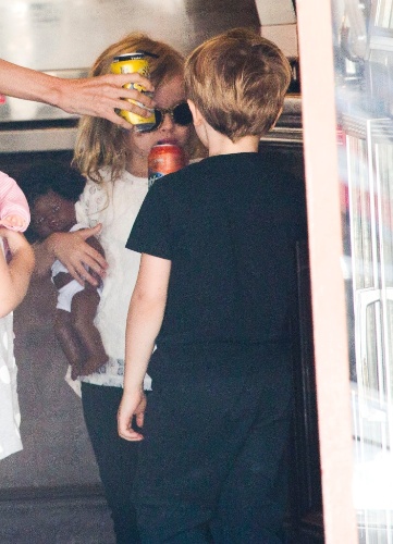25.nov.2013 - Angelina Jolie almoça com os filhos Vivienne e Knox e amigos em restaurante em Rose Bay, Sydney
