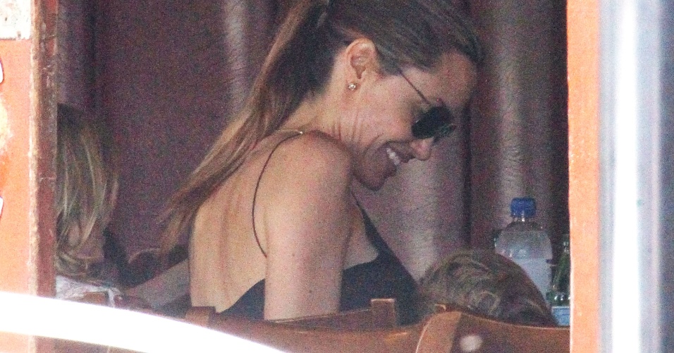 25.nov.2013 - Angelina Jolie almoça com os filhos Vivienne e Knox e amigos em restaurante em Rose Bay, Sydney