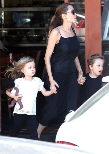 25.nov.2013 - Angelina Jolie sai de loja com os filhos Vivienne e Knox por ruas de Sydney