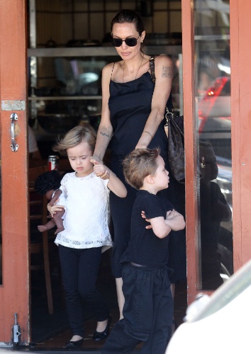 25.nov.2013 - Angelina Jolie sai de loja com os filhos Vivienne e Knox por ruas de Sydney
