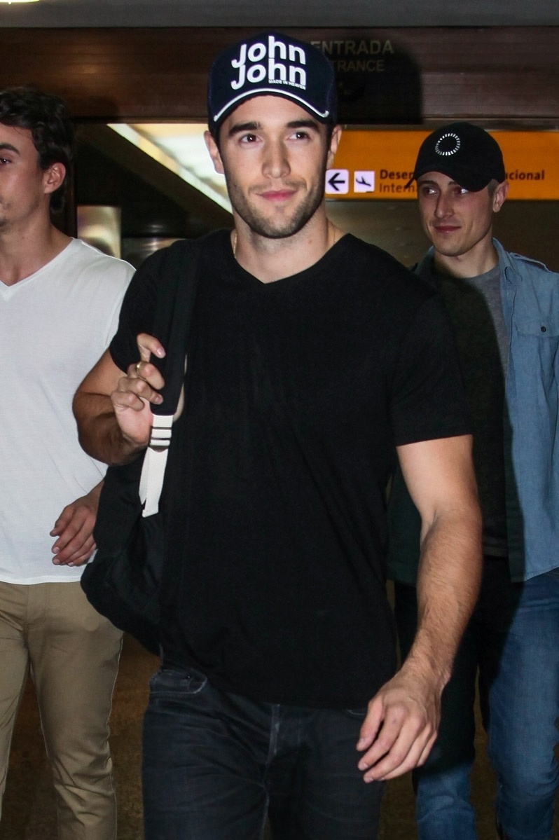 25.nov.2013 - O ator Joshua Bowman, que interpreta Daniel Grayson no seriado "Revenge", desembarcou no aeroporto de Guarulhos, São Paulo