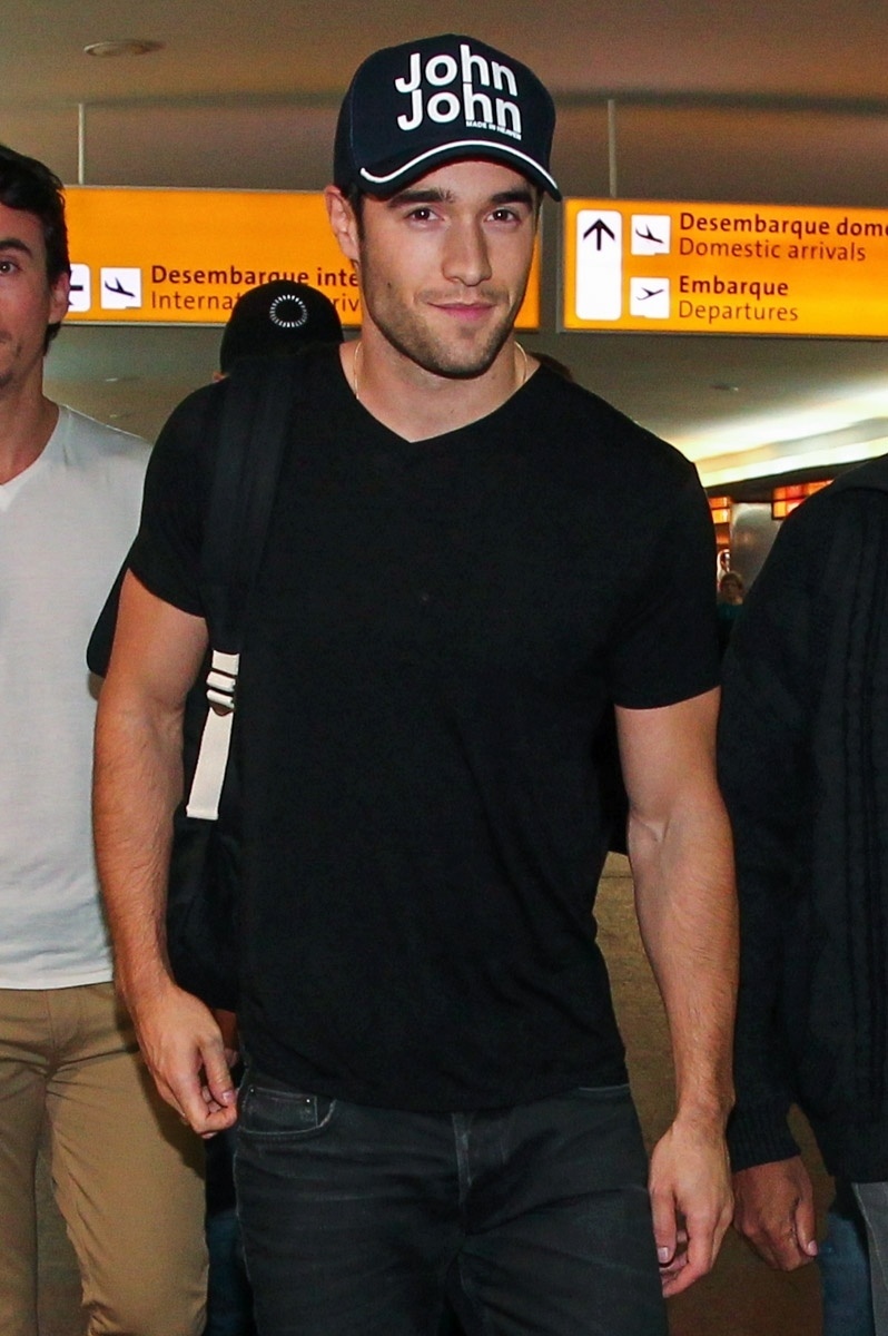 25.nov.2013 - O ator Joshua Bowman, que interpreta Daniel Grayson no seriado "Revenge", desembarcou no aeroporto de Guarulhos, São Paulo