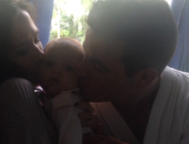 25.nov.2013 - Tatá Werneck e Anderson Di Rizzi fazem carinhos na bebê que interpreta Marijeyne, filha de seus personagens em "Amor à Vida"
