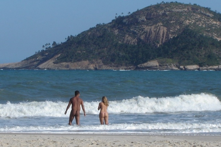 Abricó - Rio de Janeiro (RJ): O canto esquerdo da Praia de Grumari, no Rio de Janeiro, atrás de um caminho entre pedras e algumas placas de aviso, esconde o paraíso carioca dos naturistas. A areia é a mesma. As belezas, os morros cobertos de vegetação de restinga e as ondas fortes ideais para o surfe também - a diferença é que dá para curtir tudo isso ao natural - Divulgação