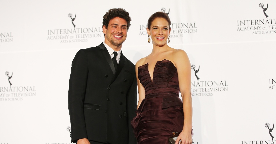 25.nov.2013 - Cauã Reymond e Amanda Righetti na 41ª edição do Emmy Internacional, em Nova York. A atriz foi premiada por sua interpretação de Dona Picucha em "Doce de Mãe"