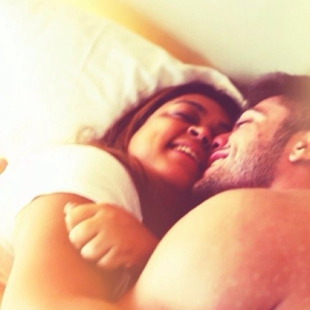 25.nov.2013 - Preta Gil mostra foto deitada na cama com o namorado