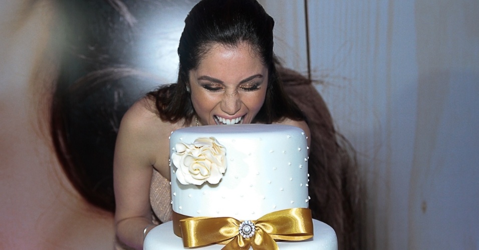 25.nov.2013 - Detalhe para o bolo de aniversário de Maria Melilo