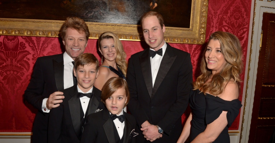 26.nov.2013 - Acompanhado da família, Bon Jovi prestigiou ao baile de gala promovido por Kate Middleton e Príncipe William