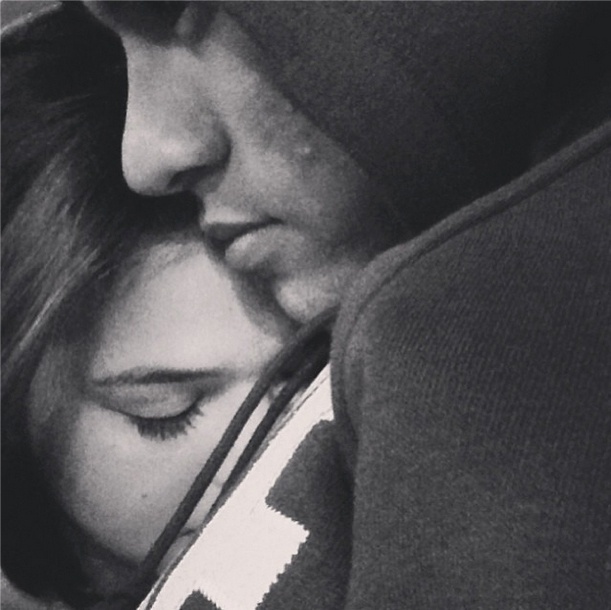 26.nov.2013 - Bruna Marquezine publica foto sua abraçada com Neymar, e diz que está com saudades do colo do namorado. 