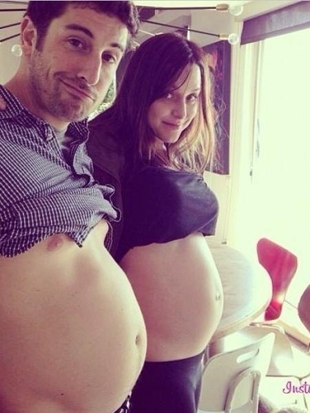 26.nov.2013 - Jason Biggs brincou ao exibir a barriga ao lado da barriga de grávida de mulher, Jenny Mollen - Reprodução/Twitter