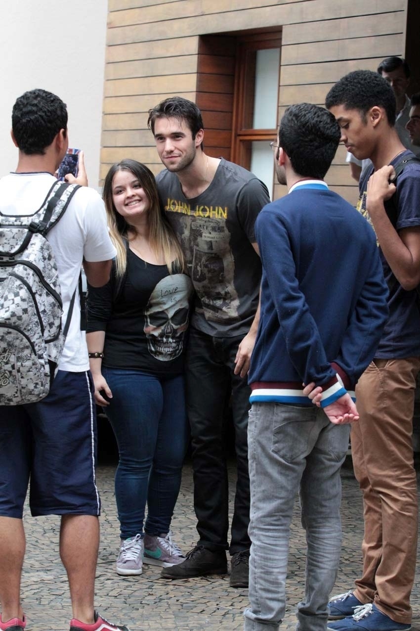 26.nov.2013 - O ator Joshua Bowman, que interpreta Daniel Grayson no seriado "Revenge", tirou fotos com fãs em frente ao hotel onde está hospedado, em São Paulo