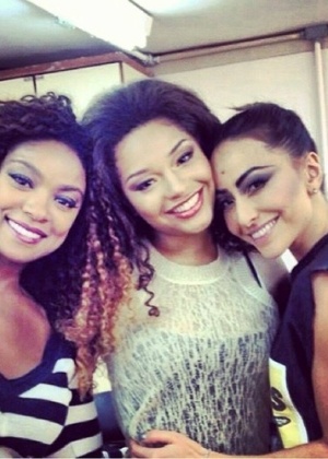 Sabrina Sato postou fotos nas redes sociais com as atrizes Chris Vianna e Juliana Alves nas gravaçoes das vinhetas do Carnaval 2014 da Globo - Reprodução/Twitter