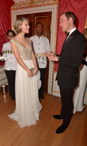 26.nov.2013 - Taylor Swift prestigiou ao evento promovido pela família real britânica em prol de instituições de caridade