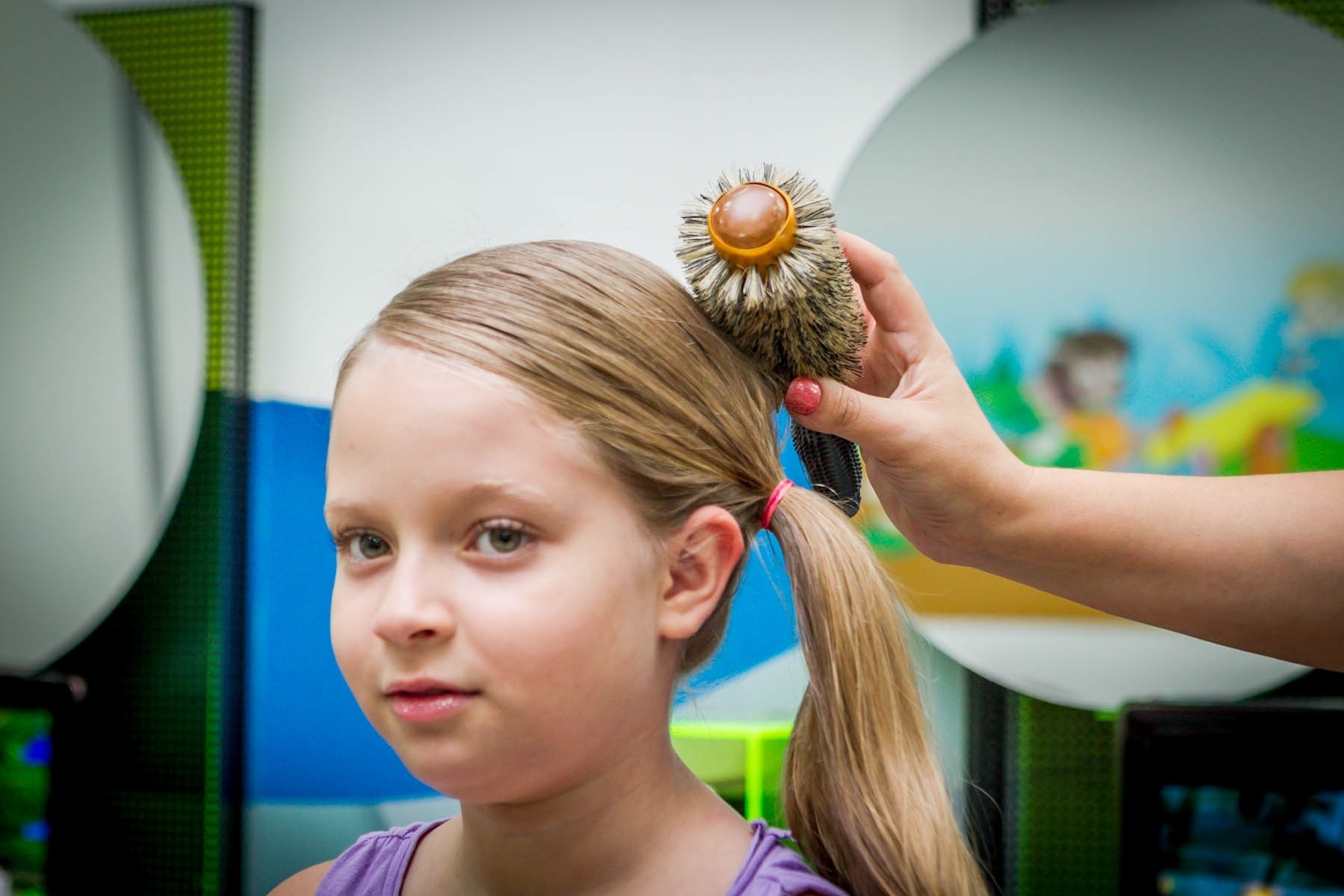 Ajeite os fios novamente com a escova e aplique o spray fixador infantil, para garantir um resultado perfeito - Leandro Moraes/UOL