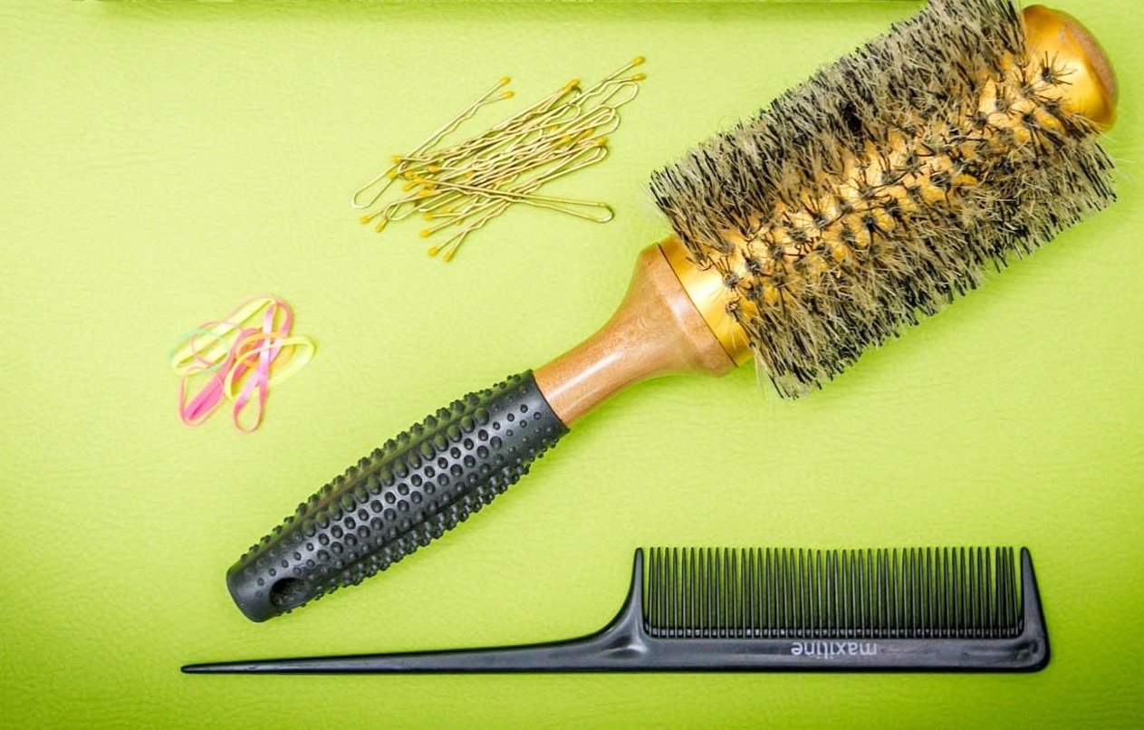 Confira os materiais necessários para fazer um penteado em criança com cabelo liso: borrifador de água para umedecer os fios, pente fino, grampos, elásticos coloridos e spray fixador infantil - Leandro Moraes/UOL