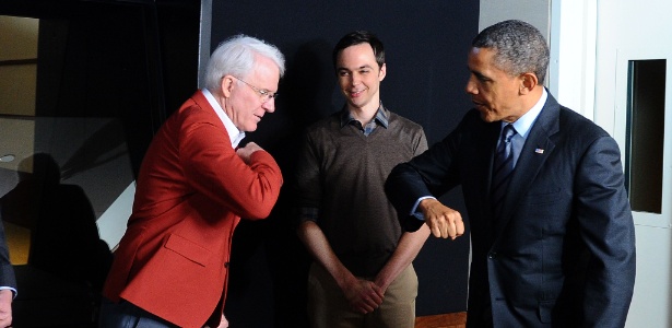 O presidente dos Estados Unidos, Barack Obama, brinca com o ator Steve Martin durante visita aos estúdios Dreamworks, na Califórnia, na qual também esteve presente o ator Jim Parsons - Jewel Samad/AFP