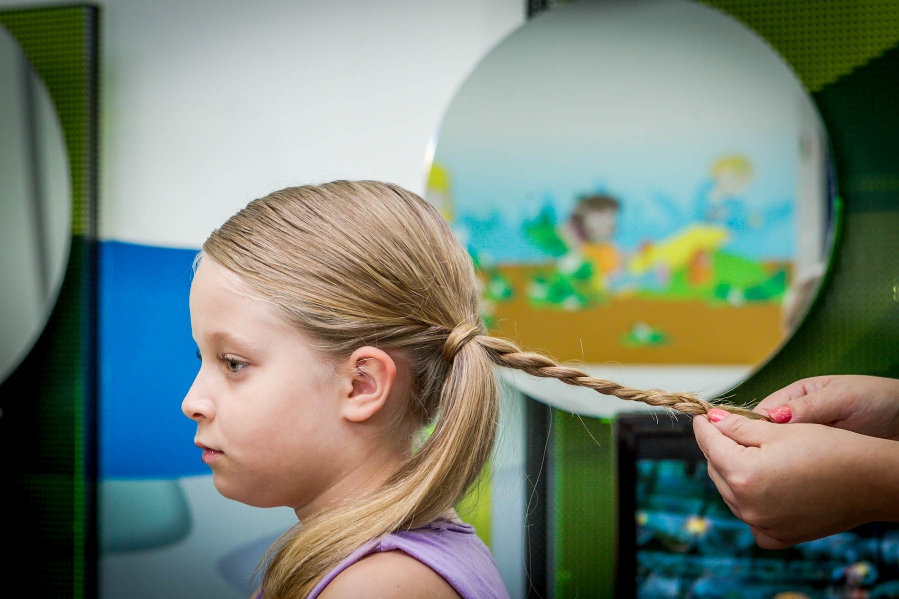 Faça uma trança comum, deixando as pontas do cabelo soltas. Não amarre com elástico - Leandro Moraes/UOL