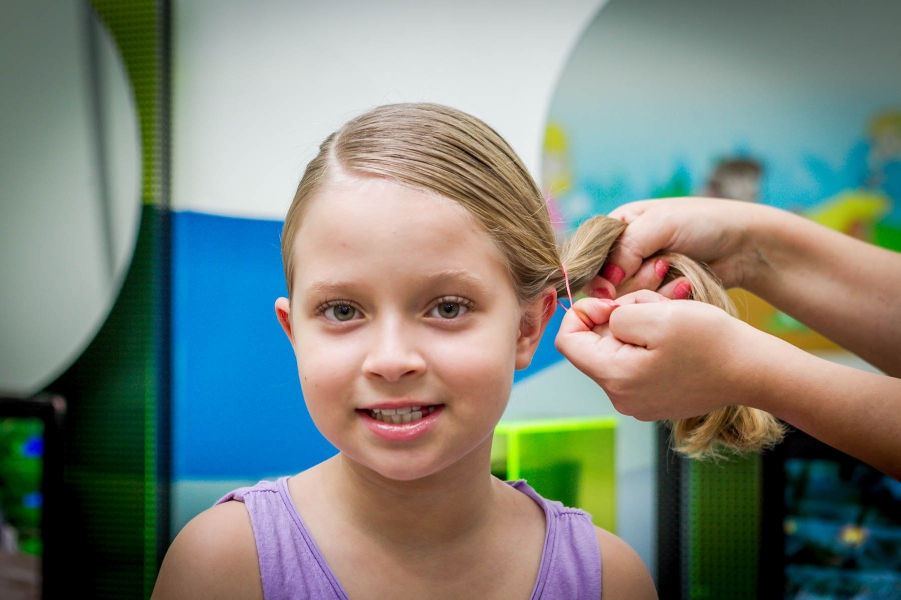 Com um elástico, prenda todo o cabelo em um rabo lateral, na altura da orelha - Leandro Moraes/UOL