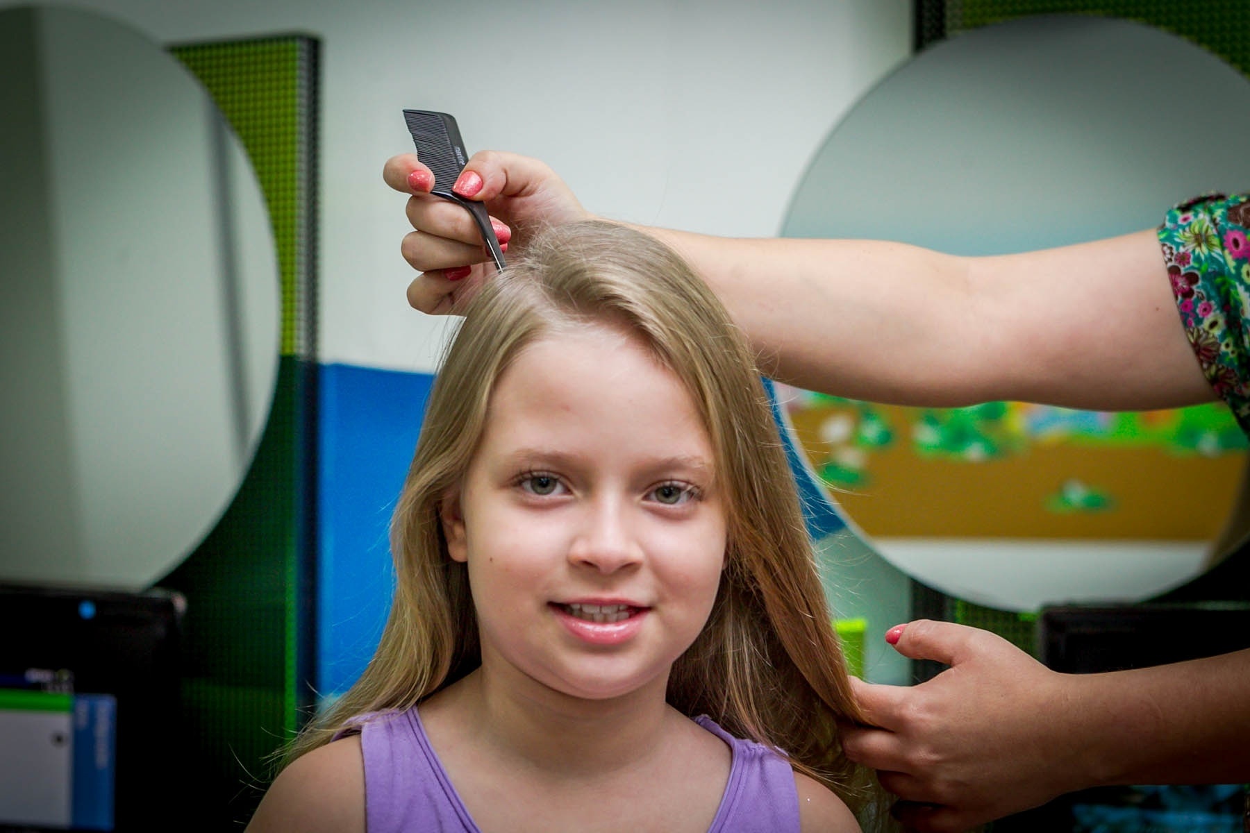 Divida o cabelo em uma das laterais, usando o cabo de um pente fino - Leandro Moraes/UOL