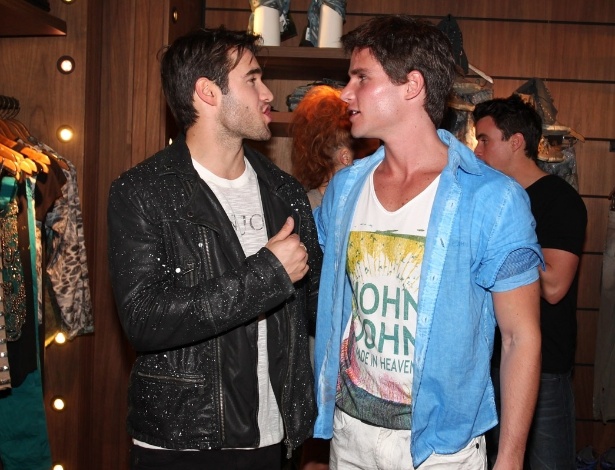 26.nov.2013 - Ator Joshua Bowman, o Daniel da série "Revenge", conversa com o ator Jonatas Faro em festa na cidade de São Paulo