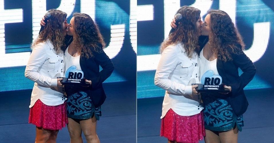 26.nov.2013 - Daniela Mercury beija a namorada Malu Verçosa receber troféu no evento 