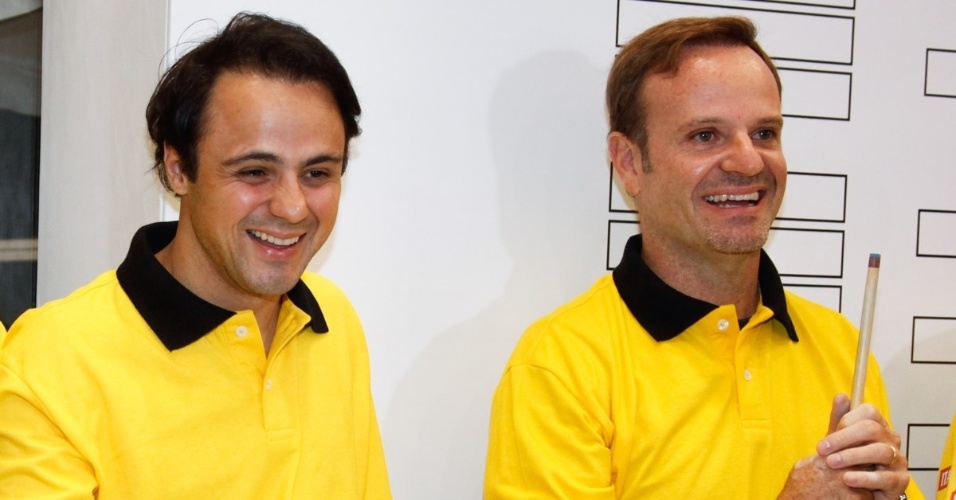 26.nov.2013 - Felipe Massa e Rubinho Barrichello se divertem no torceio de sinuca organizado por Otávio Mesquita
