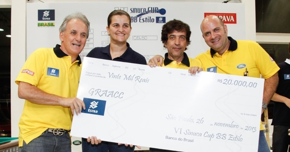 26.nov.2013 - Otávio Mesquita organiza o 6º Sinuca Cup, em São Paulo, com a presença de famosos. O estilista Ricardo Almeida conquista o tetra no torneio.