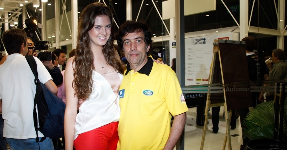26.nov.2013 - Ricardo Almeida posa com a namorada. O estilista ganhou o campeonato de sinuca pela quarta vez