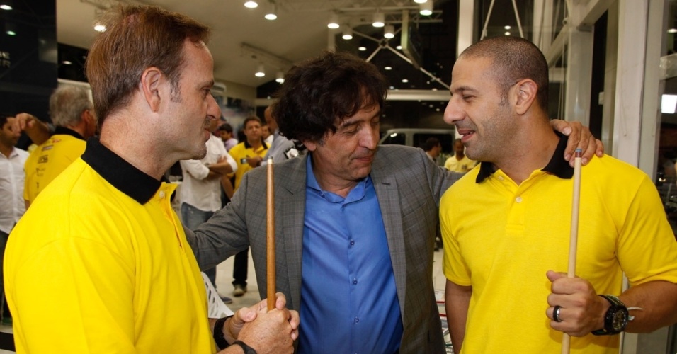 26.nov.2013 - Rubinho Barrichello conversa com Ricardo Almeida e Tony Kanaan