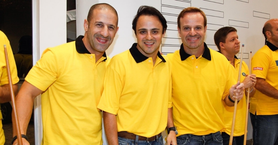 26.nov.2013 - Tony Kanaan, Rubinho Barrichello e Felipe Massa posam juntos no torneio de sinuca