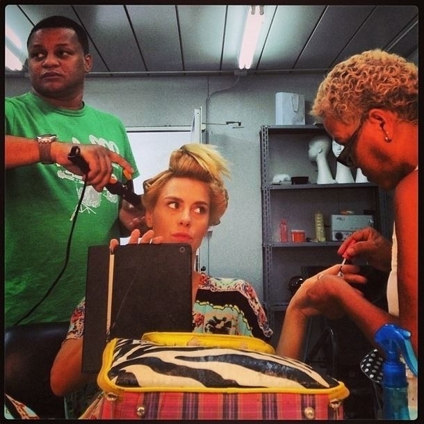 27.nov.2013 - Carolina Dieckmann faz a unha e os cabelos antes de gravar "Joia Rara"
