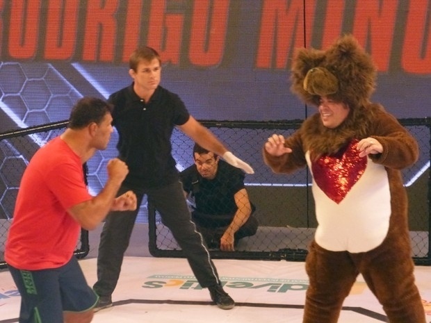 27.nov.2013 - Minotauro grava participação especial no humorístico "Divertics", da Globo. Na cena, ele luta com o Ursinho Bimbão (Leadnro Hassum)