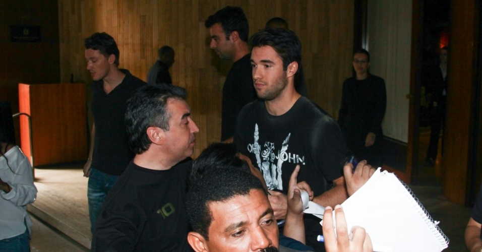 27.nov.2013 - O ator Joshua Bowman causou tumulto ao deixar o hotel em São Paulo onde estava hospedado. O ator está seguindo para o Rio de Janeiro