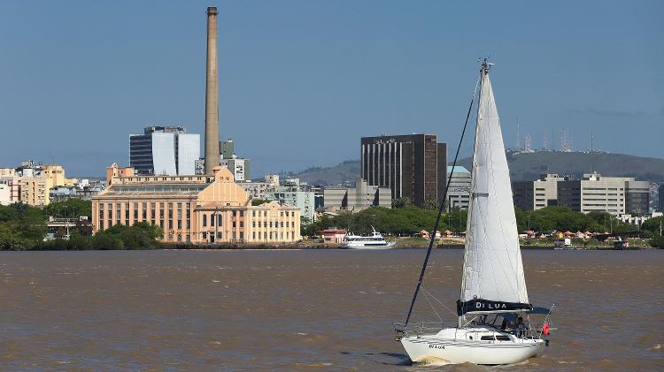 Foto antiga da Usina do Gasômetro (ao fundo), às margens do rio Guaíba, em Porto Alegre