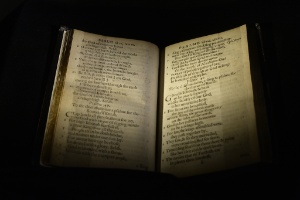 Imagem do "Bay psalm book" vendido por US$ 14,2 milhões - Timothy Clary/AFP