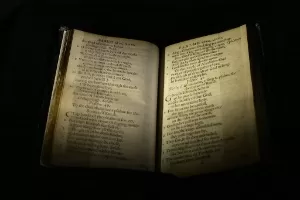 Imagem do "Bay psalm book" vendido por US$ 14,2 milhões - Timothy Clary/AFP