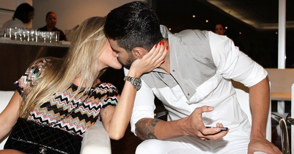 27.nov.2013 - Gusttavo Lima troca beijos com a noiva, Andressa Suita, no segundo dia de gravação do "Show da Virada"